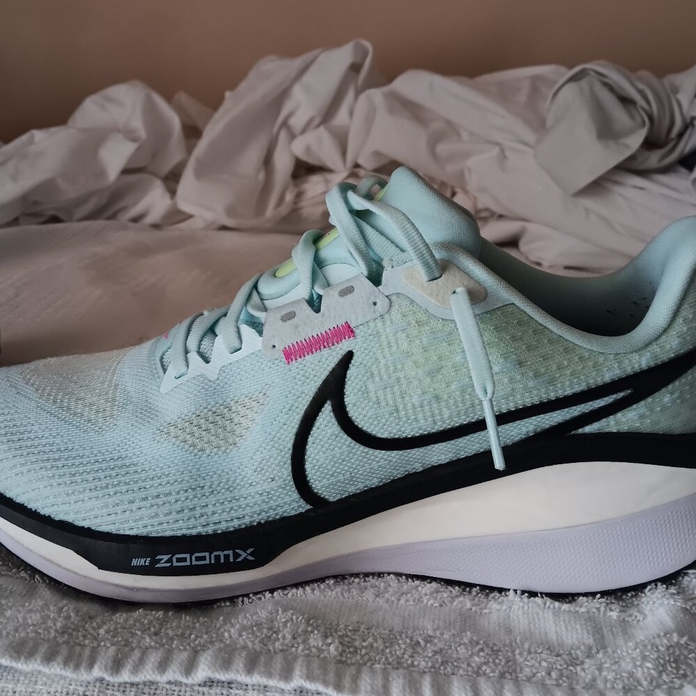 Women's Nike Vomero Glacier blue size 9 shoes